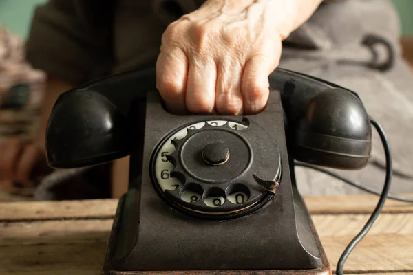 Vecchio telefono retrò nero e le donne mano primo piano, chiamata al telefono — Foto Stock
