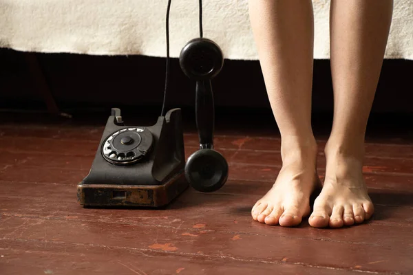Starý Retro Telefon Černý Stojí Podlaze Domu Vedle Nohou Dívky — Stock fotografie
