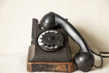 İzole edilmiş arka plan, döner telefon ve teknoloji üzerindeki eski siyah retro telefon