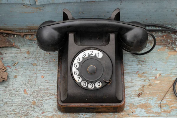 Παλιό Μαύρο Ρετρό Τηλέφωνο Ξύλινο Τραπέζι Περιστροφικό Τηλέφωνο Και Τεχνολογία — Φωτογραφία Αρχείου