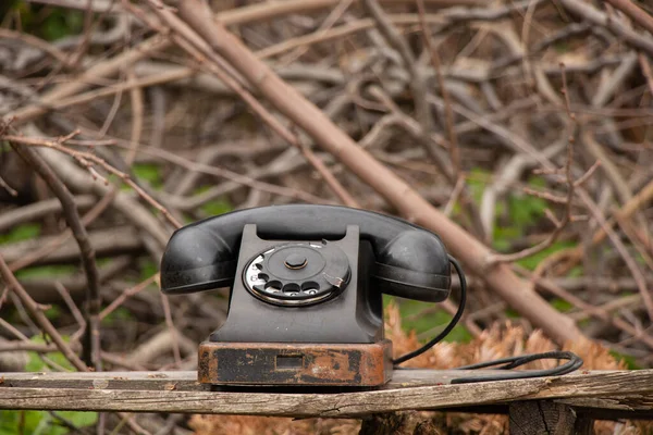 Vecchio Telefono Retrò Nero Tavolo Legno Trova Sulla Strada Primavera — Foto Stock