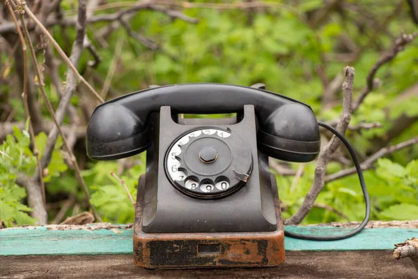 Eski Bir Siyah Retro Telefon Ahşap Bir Masada Duruyor Baharda — Stok fotoğraf