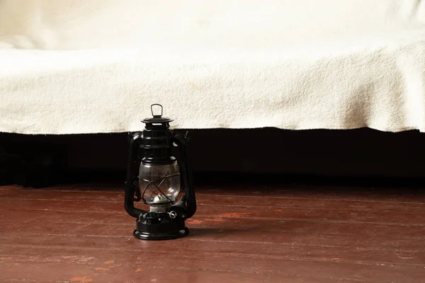 Una Vieja Lámpara Queroseno Negro Encuentra Suelo Una Casa Durante — Foto de Stock