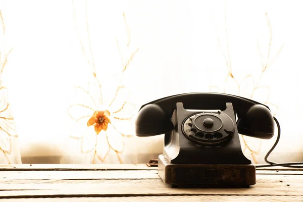 Eski Siyah Retro Telefon Ahşap Bir Masada Döner Telefon Teknoloji — Stok fotoğraf