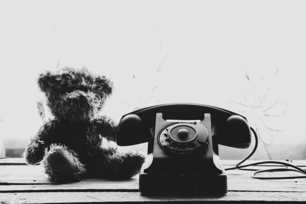Miś Dla Dzieci Siedzi Pobliżu Starego Telefonu Domu Jest Smutny — Zdjęcie stockowe