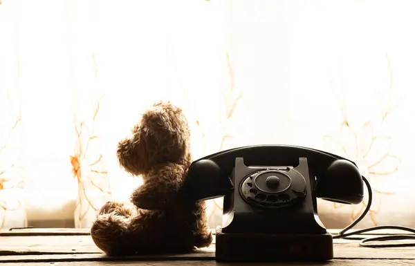 Urso Pelúcia Das Crianças Senta Perto Telefone Antigo Casa Triste — Fotografia de Stock