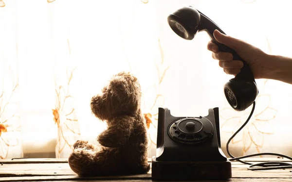 Mão Uma Mulher Marca Número Telefone Telefone Antigo Urso Pelúcia — Fotografia de Stock