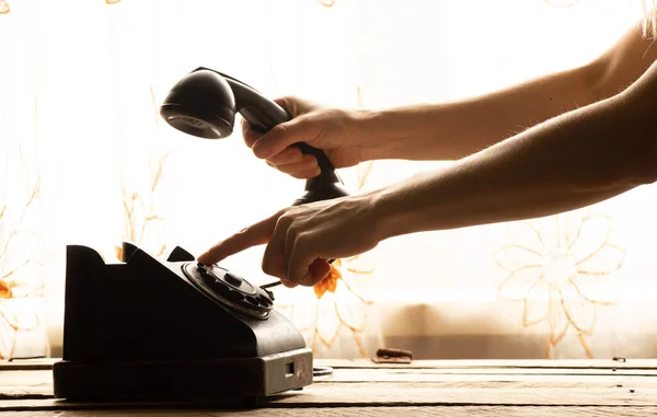 Bir Kadının Eli Masadaki Eski Bir Telefonun Numarasını Çevirir Eski — Stok fotoğraf
