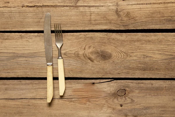 Starý Nůž Vidlička Leží Dřevěném Pozadí Příbory Kuchyni Stole Prostírání — Stock fotografie