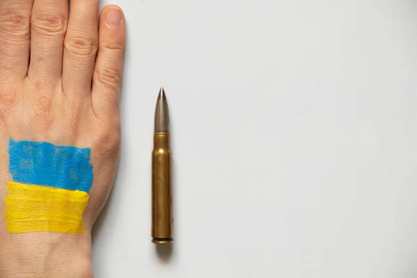 Drapeau Ukraine Est Dessiné Sur Main Une Jeune Fille Ukrainienne — Photo