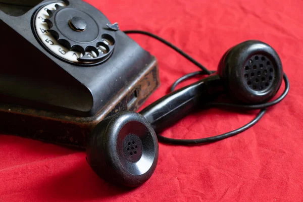 Eski Bir Siyah Telefon Kırmızı Bir Bez Üzerinde Duruyor Geçmişten — Stok fotoğraf