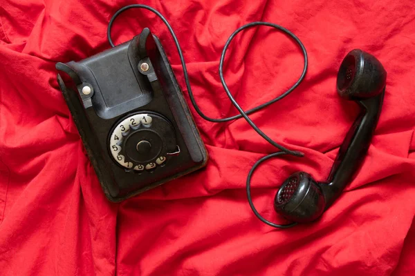 Старий Старовинний Чорний Телефон Стоїть Червоній Тканині Старовинний Телефон Минулого — стокове фото