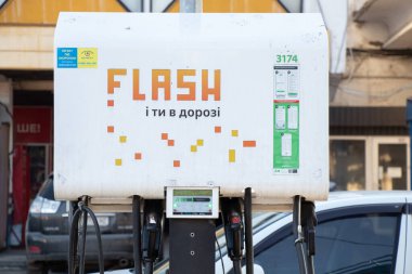 Ukrayna Dnepr 19.02.2022 - Ukrayna 'daki savaştan bir ay önce kentteki otobüs terminalinde arabalara elektrik ikmali, yeni teknolojiler, ekolojik yakıt ikmali