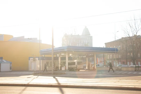 乌克兰第聂伯鲁市 Ukraine Dnipro 2022年2月19日 第聂伯鲁市中心的加油站 乌克兰战争前一个月的燃油价格 以及该市的加油站和汽车价格 — 图库照片