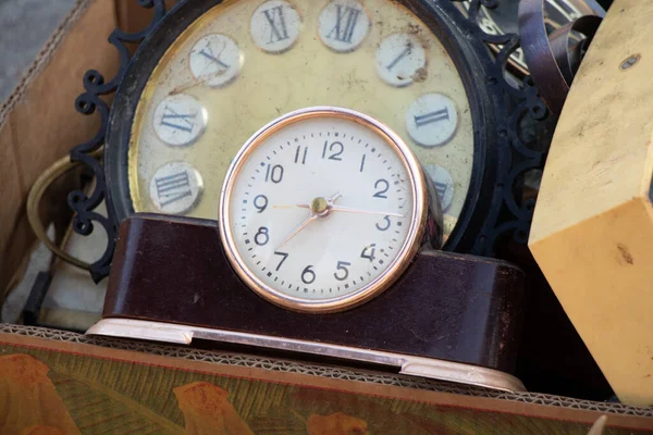 Relógio Mesa Velho Está Bazar Uma Cidade Ucrânia Relógio Vintage — Fotografia de Stock