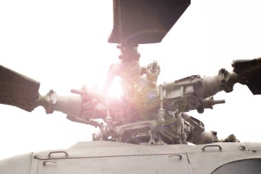 Helikopter pervanesi gökyüzüne ve güneş ışınlarına karşı, Ukrayna 'daki askeri uçak, askeri teçhizat, gökyüzü koruması