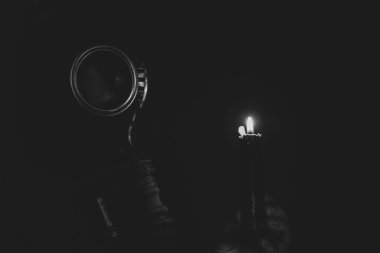 Sovyet gaz maskeli asker, karanlıkta gaz maskesi, gaz saldırısı.