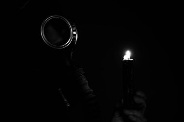 Sovyet gaz maskeli asker, karanlıkta gaz maskesi, gaz saldırısı.