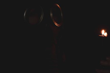 Sovyet gaz maskeli asker, karanlıkta gaz maskesi, gaz saldırısı.