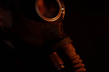 Sovyet gaz maskeli asker, karanlıkta gaz maskesi, gaz saldırısı.