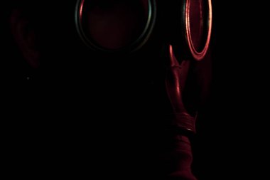 Sovyet gaz maskeli asker, karanlıkta gaz maskesi, gaz saldırısı.