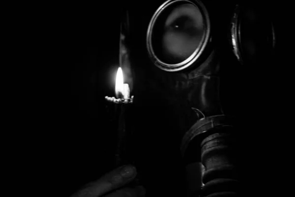 身穿苏联防毒面具的士兵在黑暗中 防毒面具 毒气袭击 — 图库照片