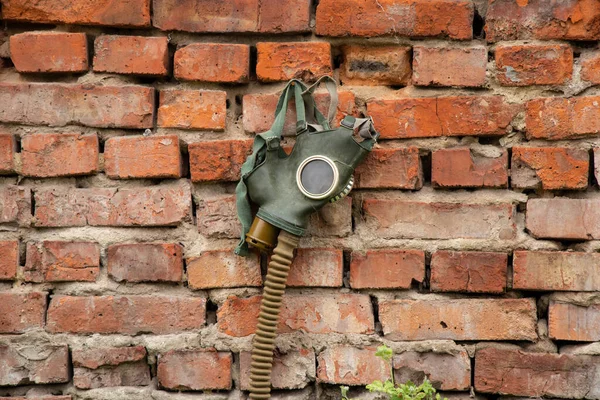 Vintage Maschera Gas Pende Muro Mattoni Attacco Gas Ucraina Guerra — Foto Stock