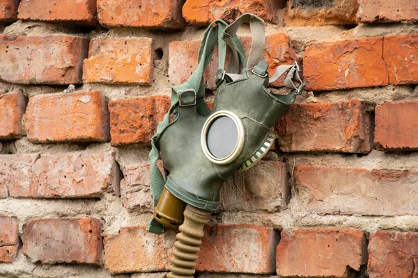 Vintage Maschera Gas Pende Muro Mattoni Attacco Gas Ucraina Guerra — Foto Stock