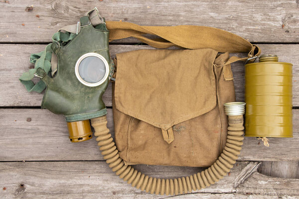 Винтажная газовая маска лежит на деревянном фоне, газовая атака на Украине во время войны, защитная маска, экология, химическая атака во время войны