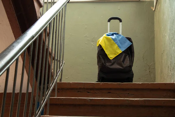 Ein Koffer Mit Der Flagge Der Ukraine Steht Eingang Des — Stockfoto