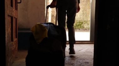Elinde bavul ve Ukrayna bayrağı olan Ukraynalı bir kadın savaş sırasında Ukrayna 'dan gelen mülteciler Ukrayna' da leş gibi kokan, 2022 'de evinden ayrılan