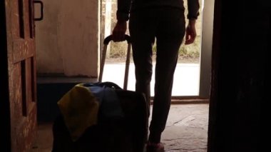 Elinde bavul ve Ukrayna bayrağı olan Ukraynalı bir kadın savaş sırasında Ukrayna 'dan gelen mülteciler Ukrayna' da leş gibi kokan, 2022 'de evinden ayrılan