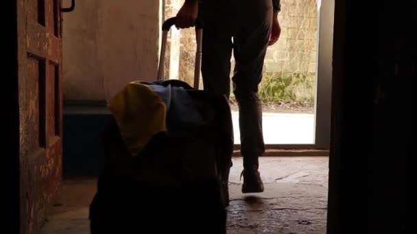 一名携带手提箱和乌克兰国旗的乌克兰妇女离开了她家的入口 战争期间来自乌克兰的难民在乌克兰臭气熏天 2022年离开了家 — 图库视频影像
