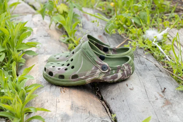 Sapatos Verão Plástico Para Água Lazer Camuflagem Grama Madeira Verão — Fotografia de Stock