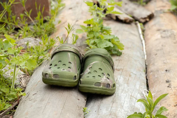 Kunststoff Sommerschuhe Für Wasser Und Freizeit Camouflage Auf Dem Gras — Stockfoto