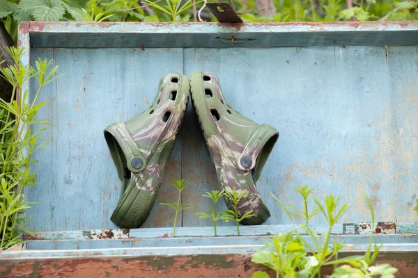 Sapatos Verão Plástico Para Água Lazer Cor Camuflagem Fundo Madeira — Fotografia de Stock