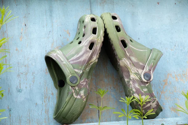 Sapatos Verão Plástico Para Água Lazer Cor Camuflagem Fundo Madeira — Fotografia de Stock