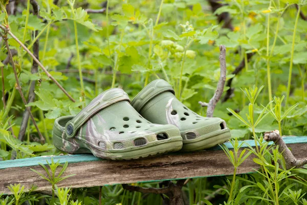 Kunststoff Sommerschuhe Für Wasser Und Freizeit Camouflage Auf Dem Gras — Stockfoto