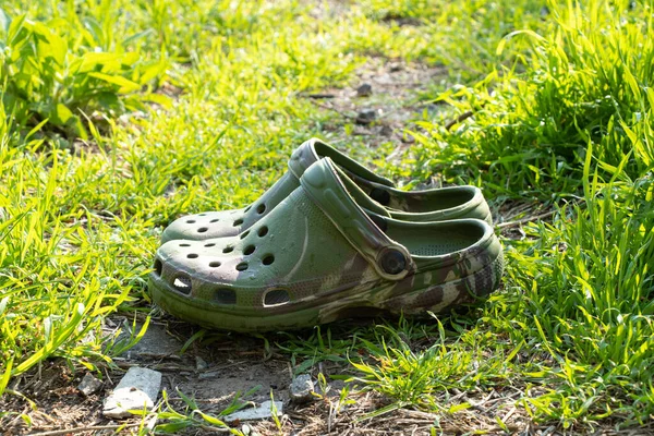 水のレクリエーションのためのプラスチック製の夏の靴 太陽の下で迷彩夏のビーチシューズ トレンディーな靴 — ストック写真