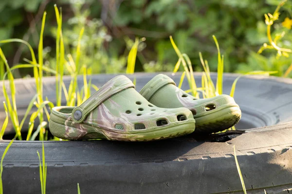 Sommerschuhe Aus Kunststoff Für Wasser Und Freizeit Camouflage Auf Dem — Stockfoto