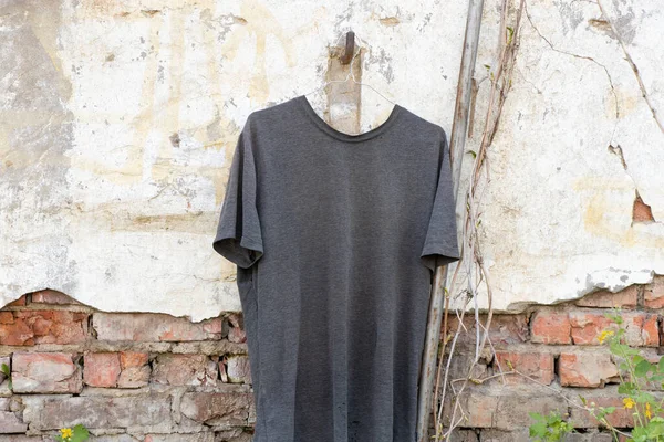 Gray Shirt Hangers Hanging Wall Street Sun Fashion Trends Clothing — Fotografia de Stock