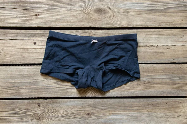 蓝色女人的内裤躺在一张木制桌子上 新的棉质内裤 — 图库照片