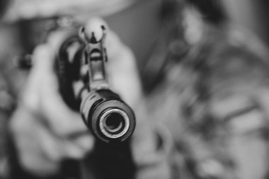 Askeri üniformalı bir Ukraynalı asker bir makineli tüfek, Ukrayna 'daki savaş ve 2022 yılında evinin ve ailesinin korunması tutuyor.