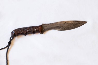 Beyaz arka planda savaş bıçağı, yakın plan, asker bıçağı.