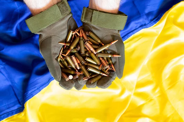 Soldat Ukrainien Dans Des Gants Tient Des Balles Une Mitrailleuse — Photo