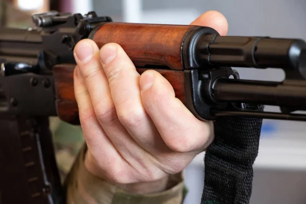 우크라이나 군복을 기관총을 우크라이나 전쟁을 벌이고 있으며 가족을 2022 보호하고 — 스톡 사진