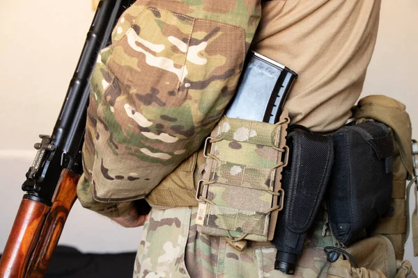 Ukrainian Soldier Military Uniform Holds Machine Gun War Ukraine Protection — Foto Stock
