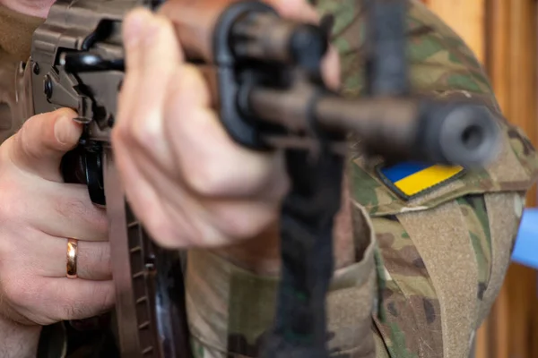Ukrainian Soldier Military Uniform Holds Machine Gun War Ukraine Protection — Foto Stock