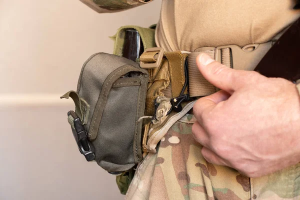 Askeri üniformalı bir Ukraynalı asker bir makineli tüfek, Ukrayna 'daki savaş ve 2022 yılında evinin ve ailesinin korunması tutuyor.