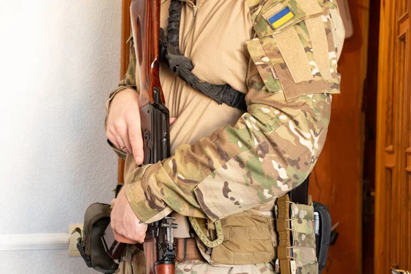 Soldato Ucraino Uniforme Militare Detiene Una Mitragliatrice Guerra Ucraina Protezione — Foto Stock